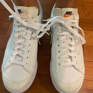 Girls Nike Dunk Low elevate.